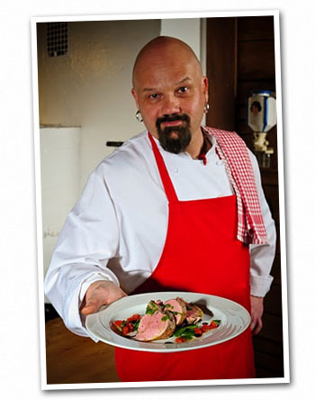 Intohimoni ruokaan sekä haluni kehittää ammattitaitoani, jakaa tietouttani ja osaamistani hyvän ruoan valmistamisesta saivat minut tarttumaan haasteeseen, jonka Kokkisirkus minulle tarjoaa. Toivon, että tekemisen ilo, AIDOT MAUT, SELKEÄT RAAKA-AINEET, VÄRIT JA TUOKSUT saavat myös sinut innostumaan Kokkisirkuksesta!